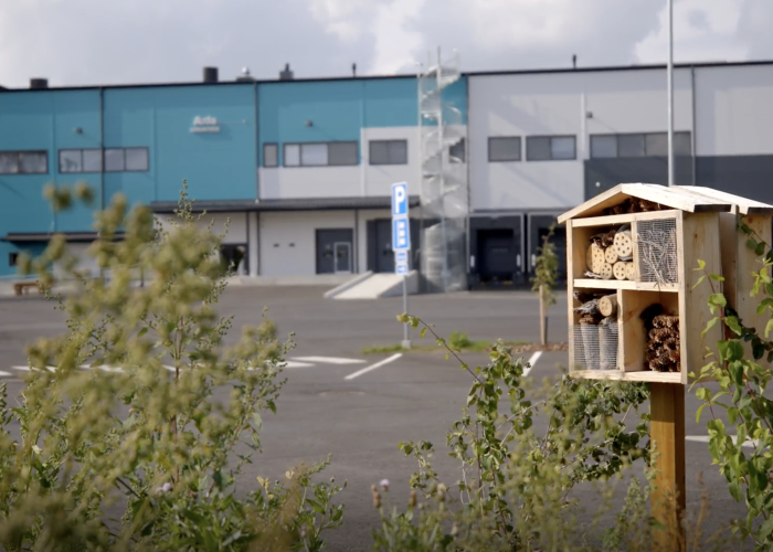 Axla Logistics on sitoutunut parantamaan alan vastuullisuutta kehittämällä verkkokaupan 3PL-palveluiden ympäristöystävällisyyttä. Iso askel tähän suuntaan on Tuusulan Sulan alueelle valmistunut uusi automaattivarastomme.